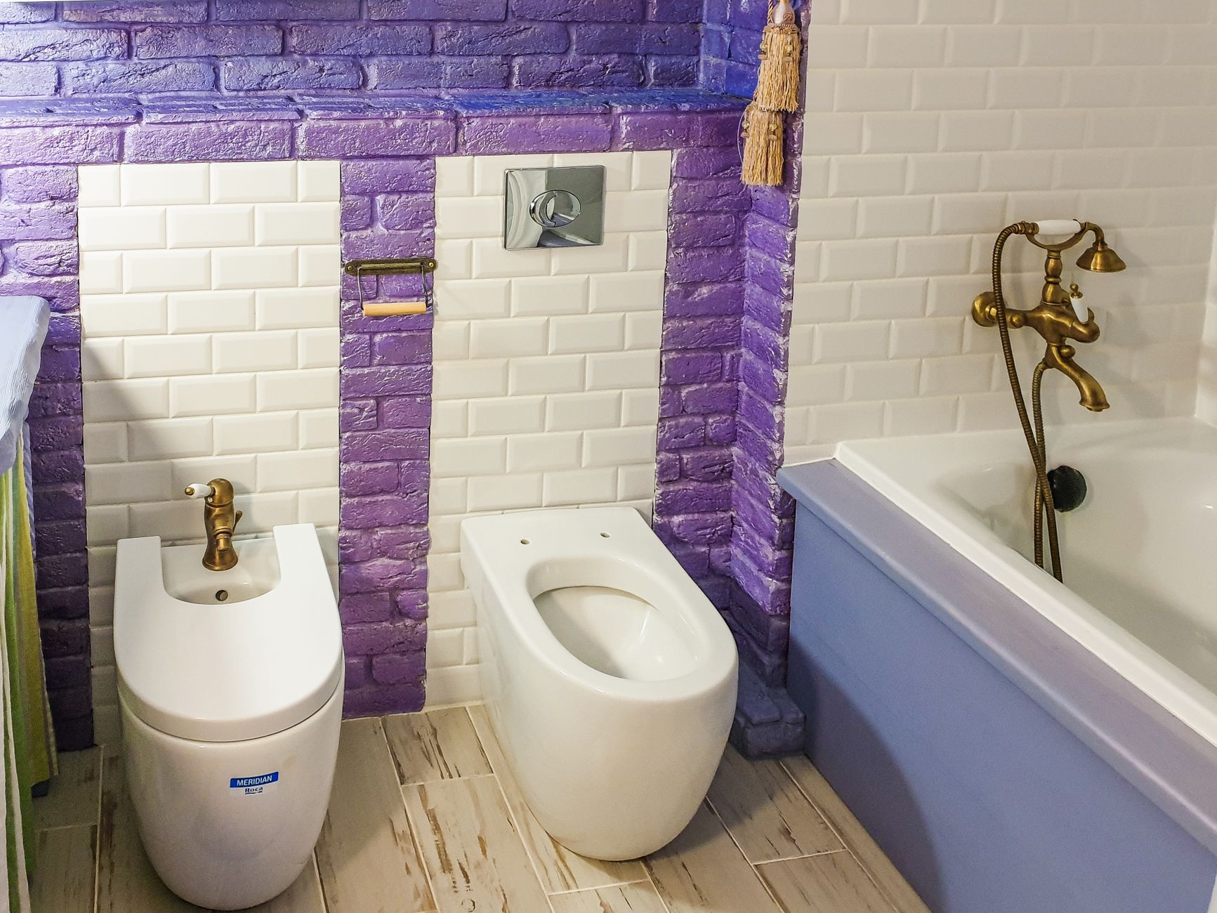 Modernes Bad mit hochwertige Sanitärinstallationen